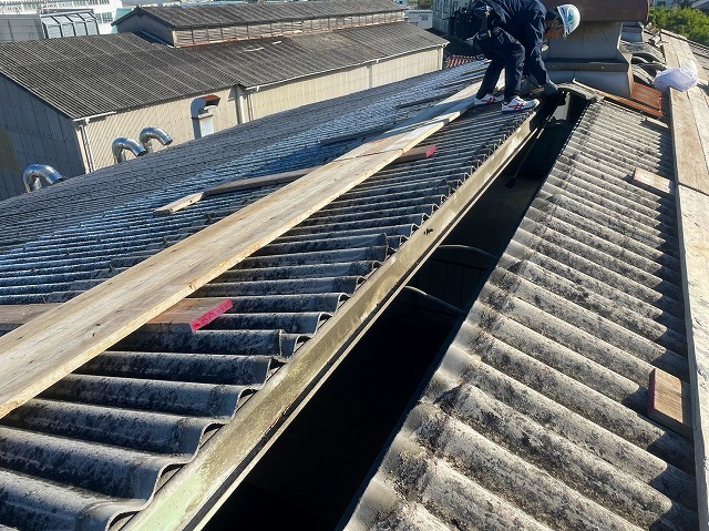 稲美町の既存棟の取り外し中